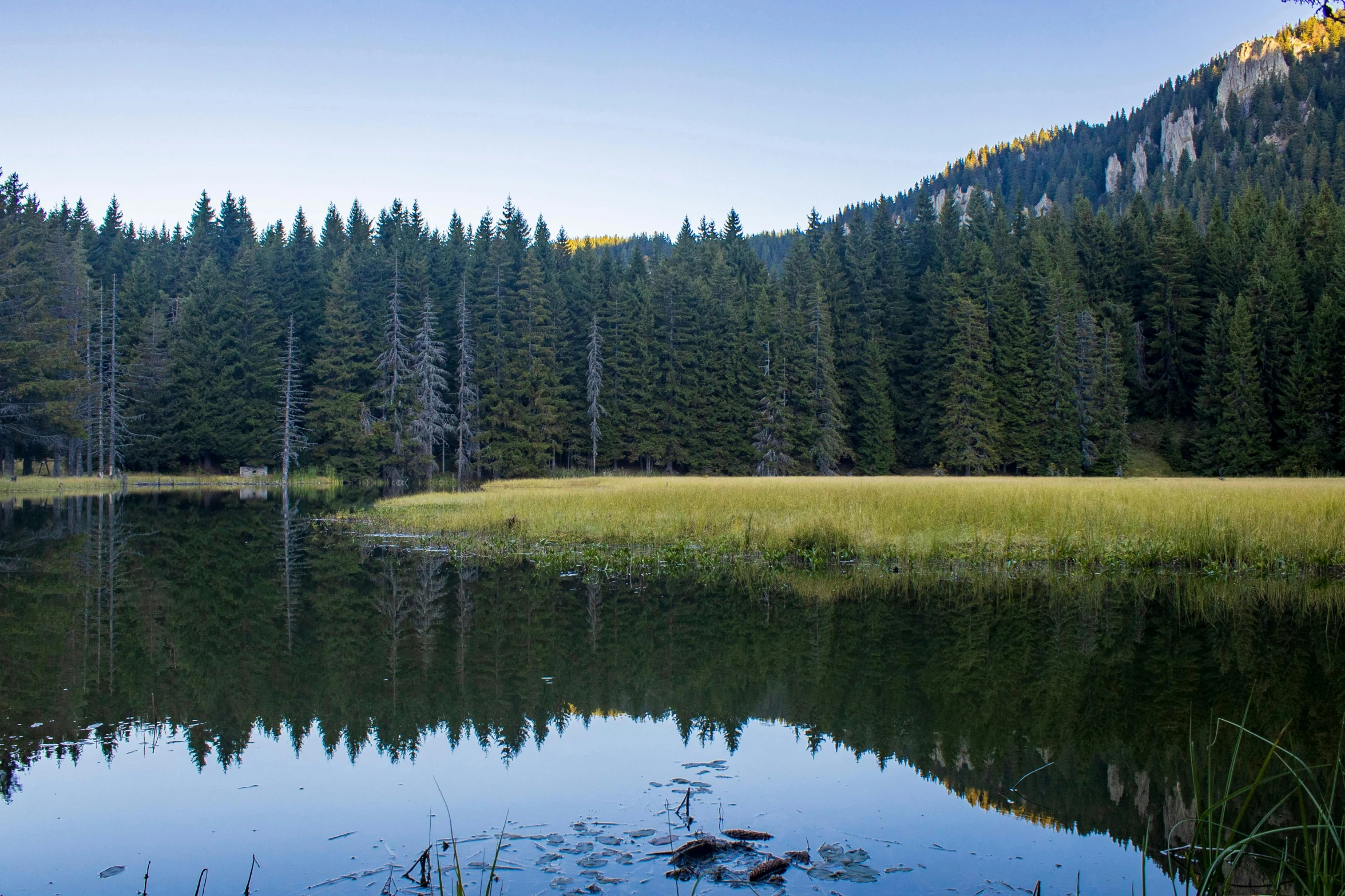 a lake and mountains on the side of it