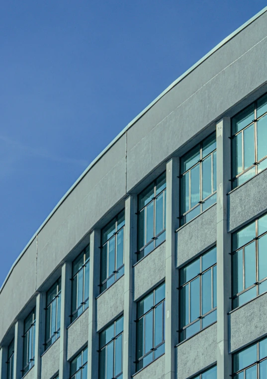 there are multiple windows in this large building