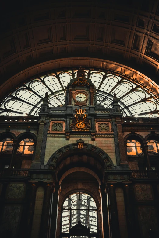 an arch in the ceiling inside an old building