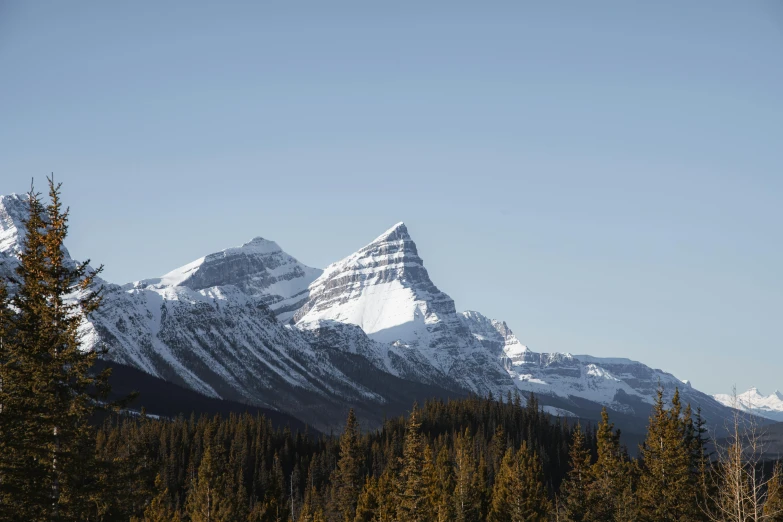 there is snow on the top of the mountain