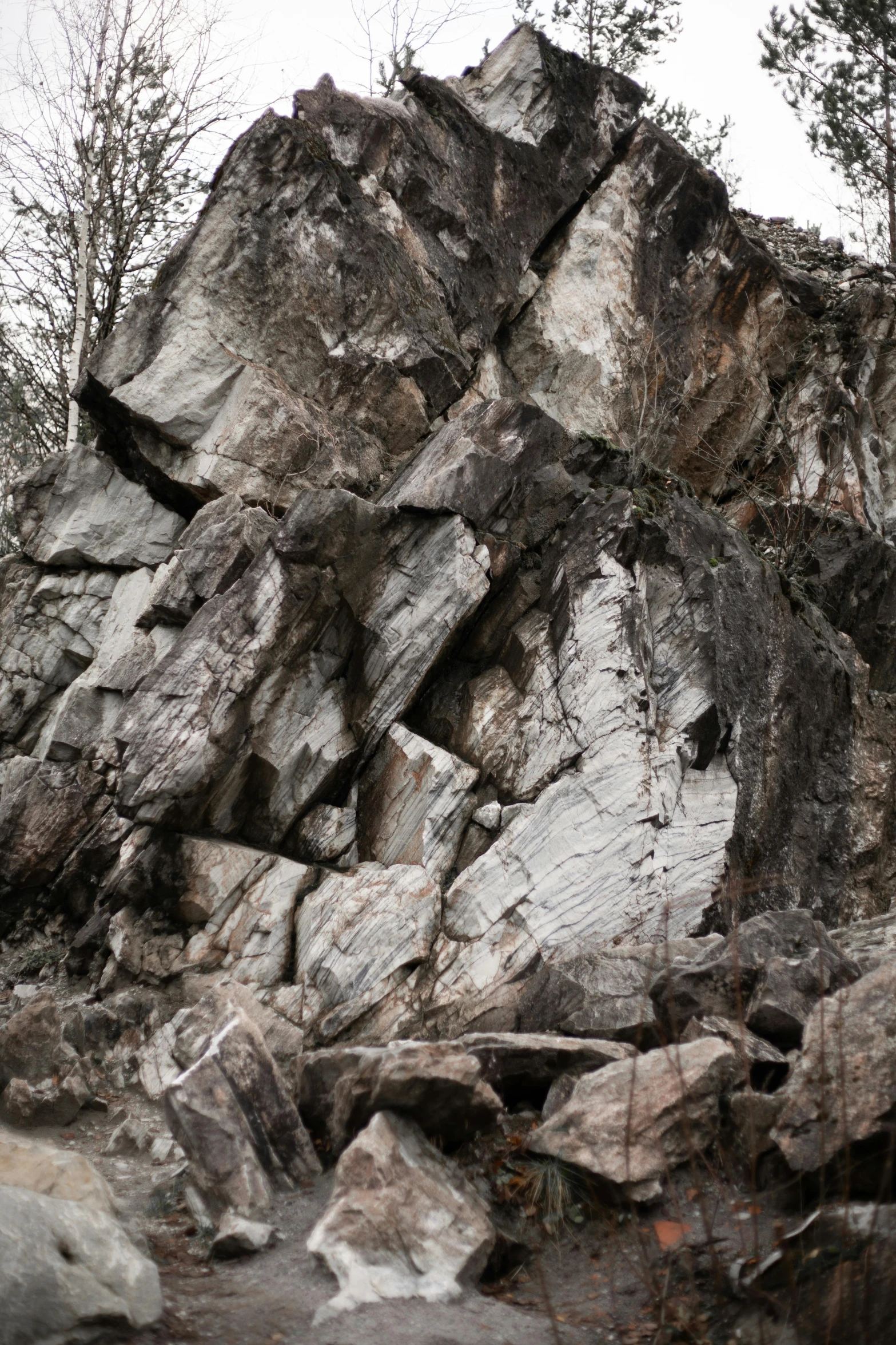 there are lots of rocks piled together