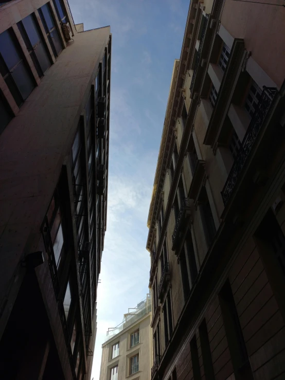 a very tall building sitting in the middle of two buildings