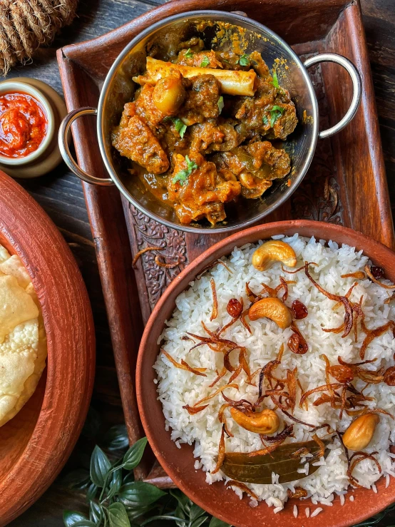 a plate of rice, rice bowl and meat stew