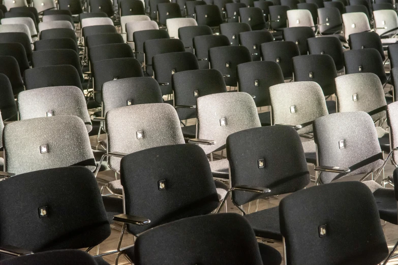 rows of black and white chairs sitting in front of each other