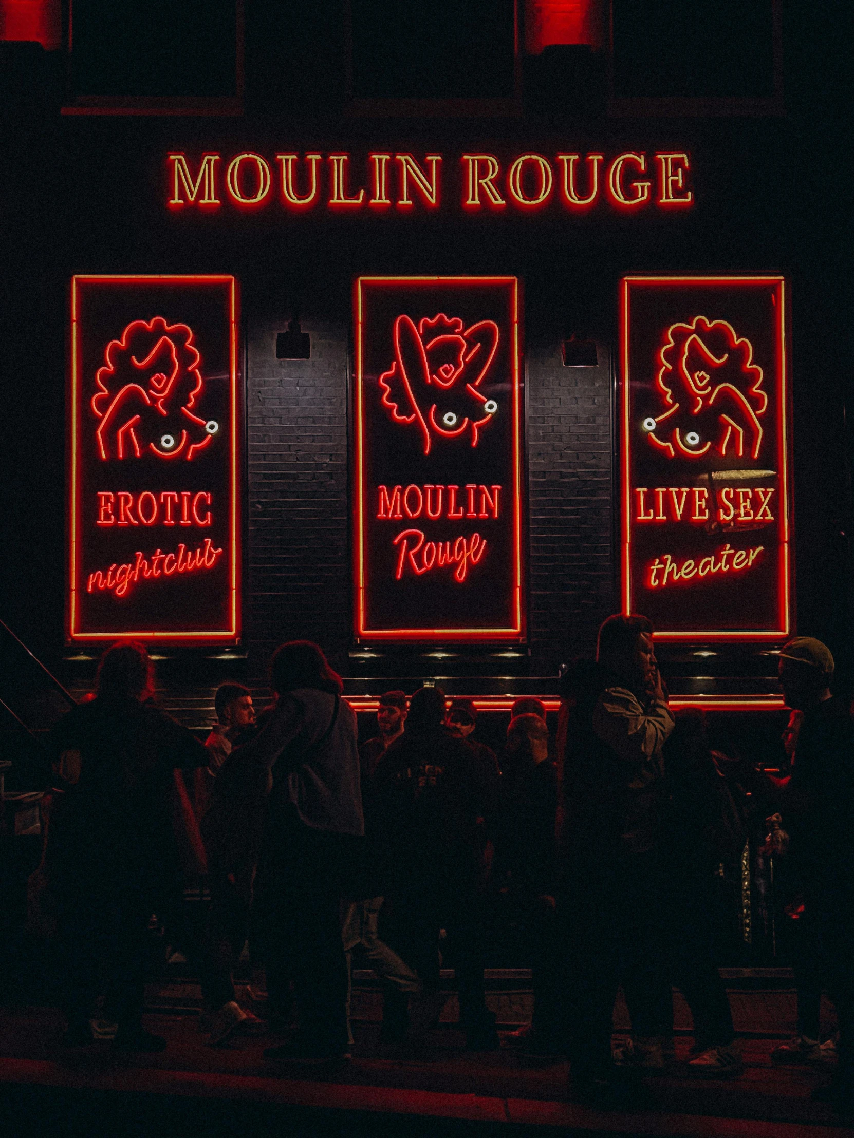 the words moulin roue are red and yellow