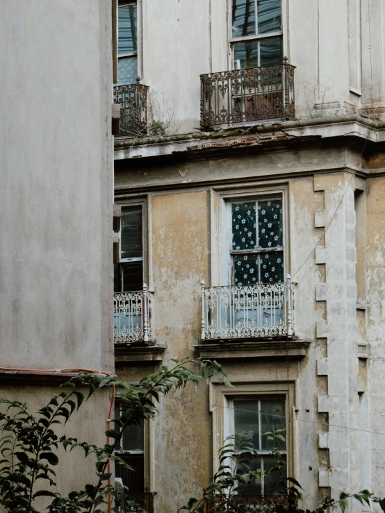 a group of old windows sitting on the side of a building