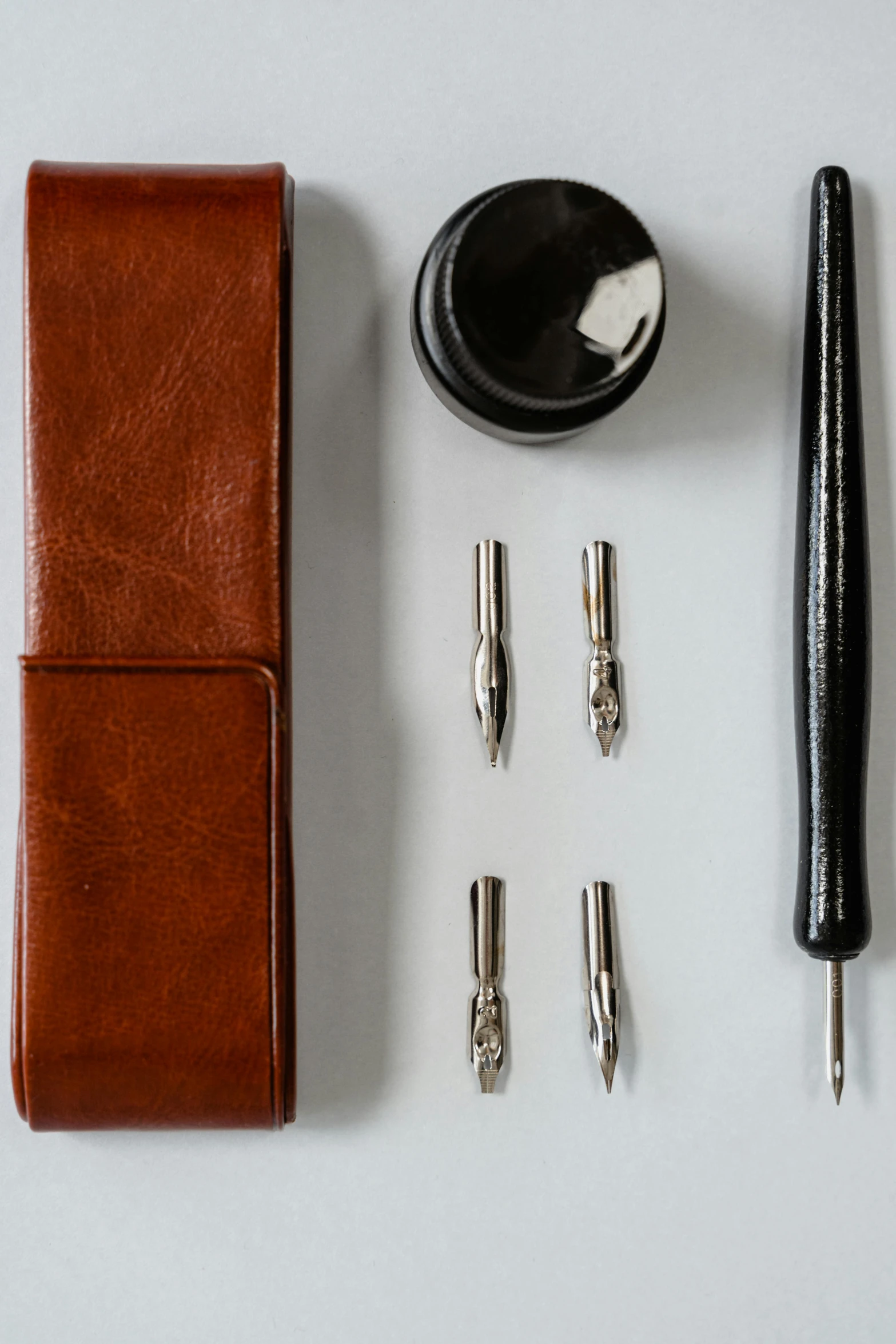 a table that has an organizer, pen and pen clip