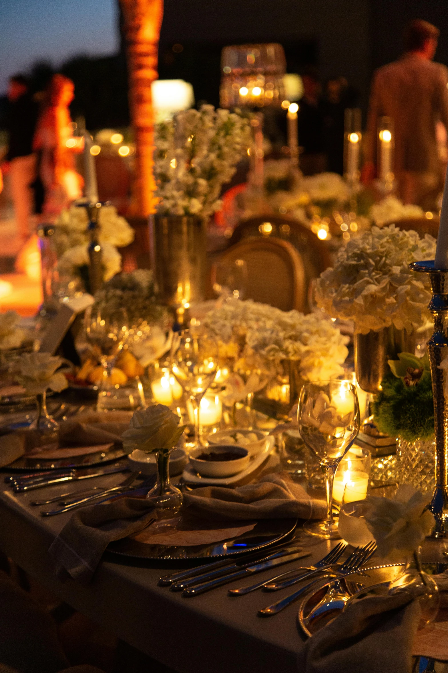 a table that has many place settings on it