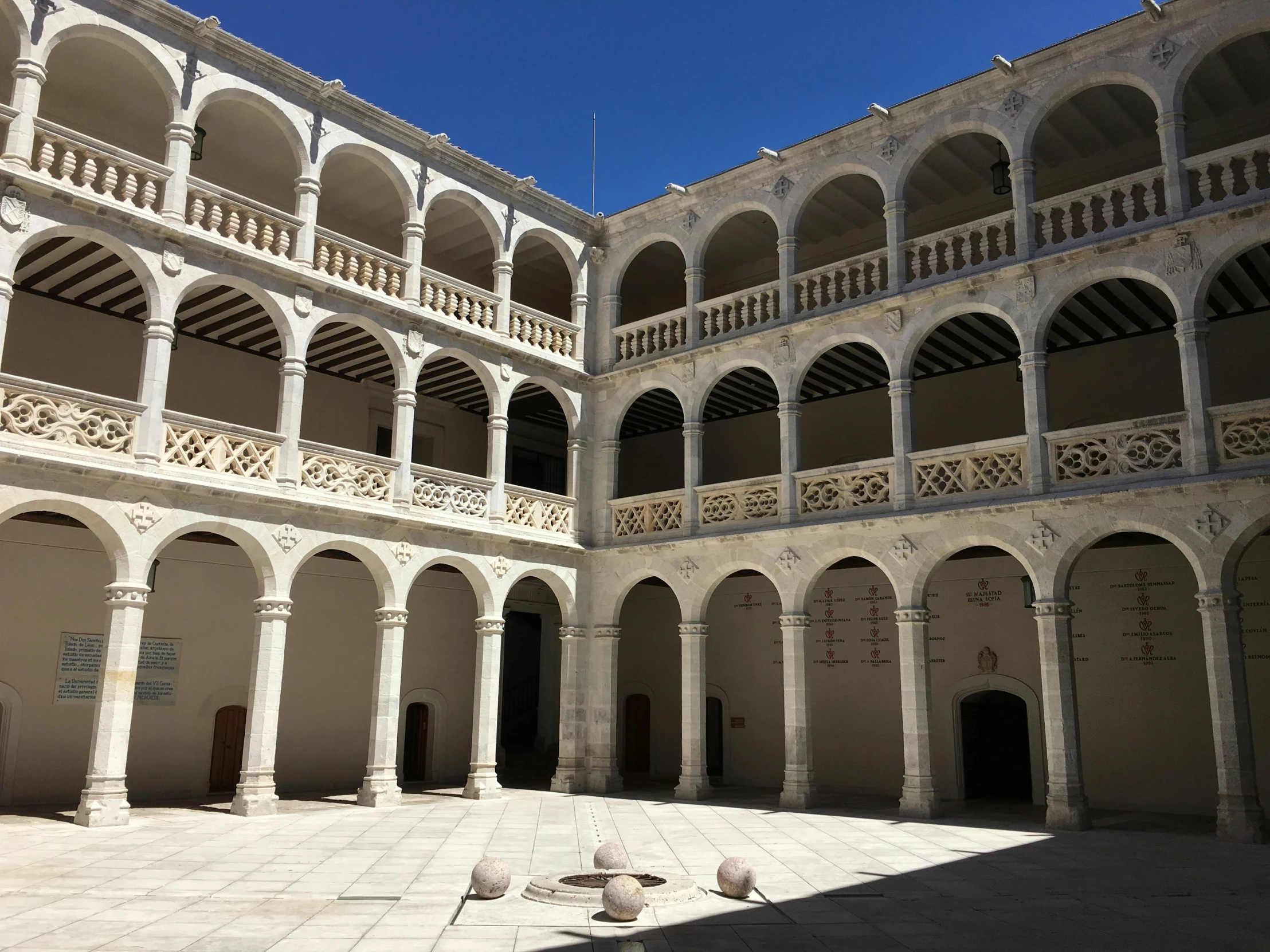 an empty building with some arches around the edges