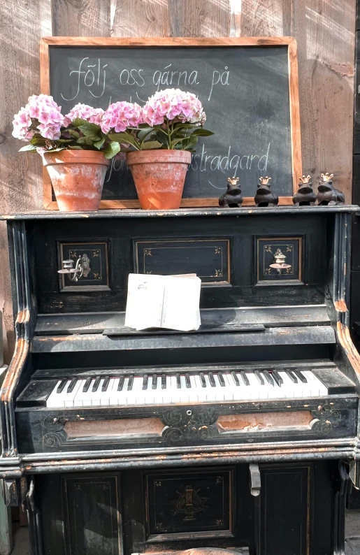 an old piano sitting on top of a sidewalk