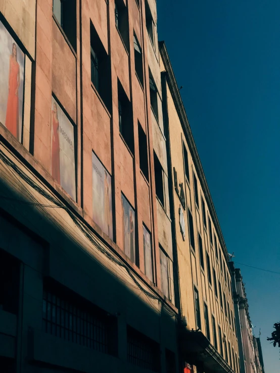 the streetlight in front of a very large building