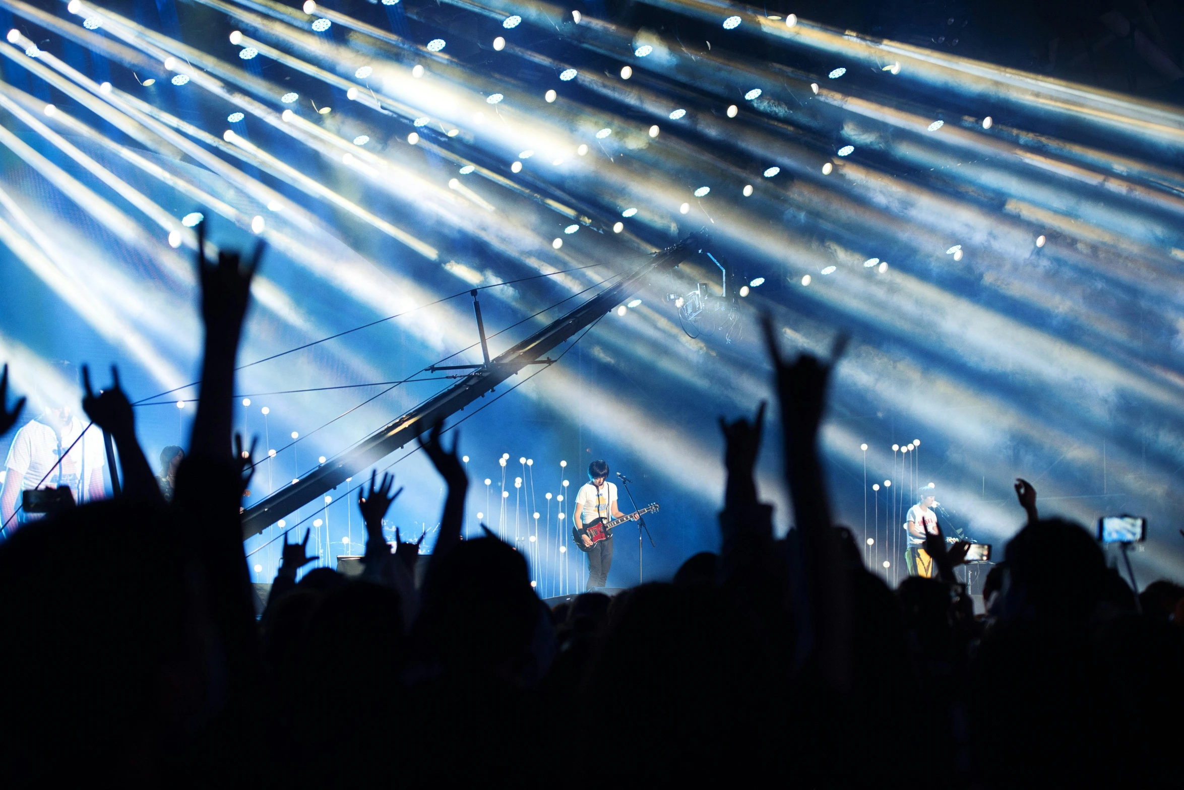 people in a concert are clapping while someone performs