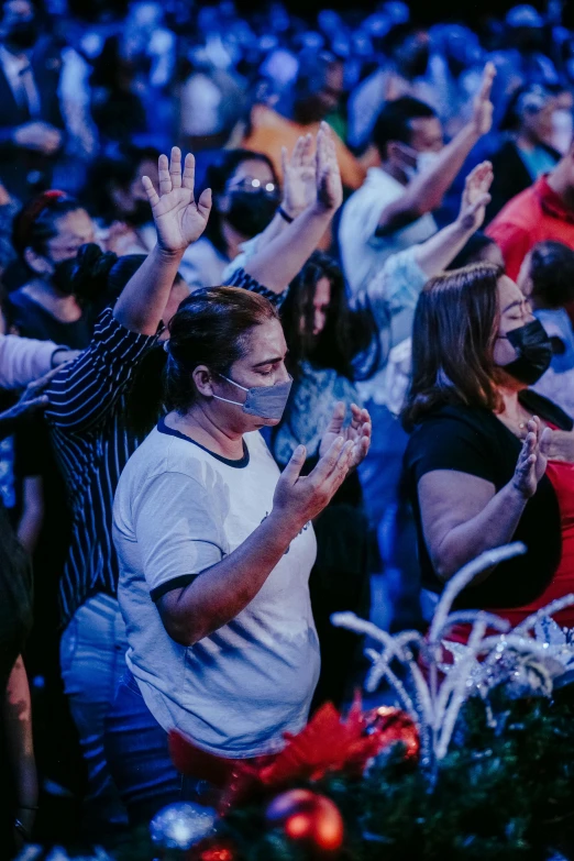 an audience is clapping for soing at the event