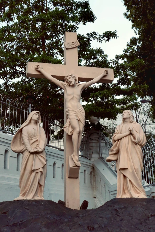 a sculpture of jesus with other statues near him