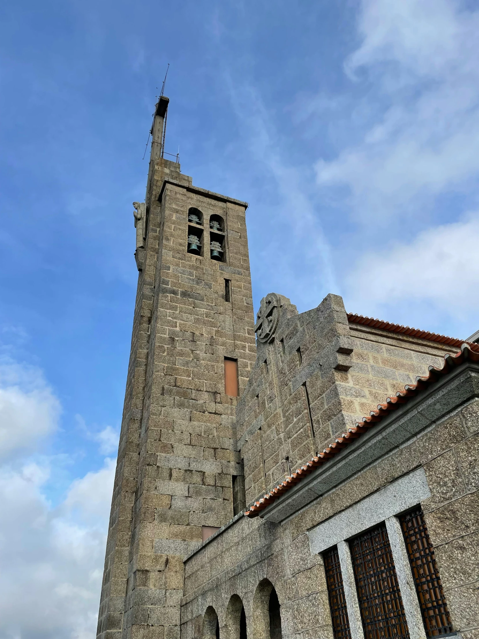 there are two towers on this building that have several windows