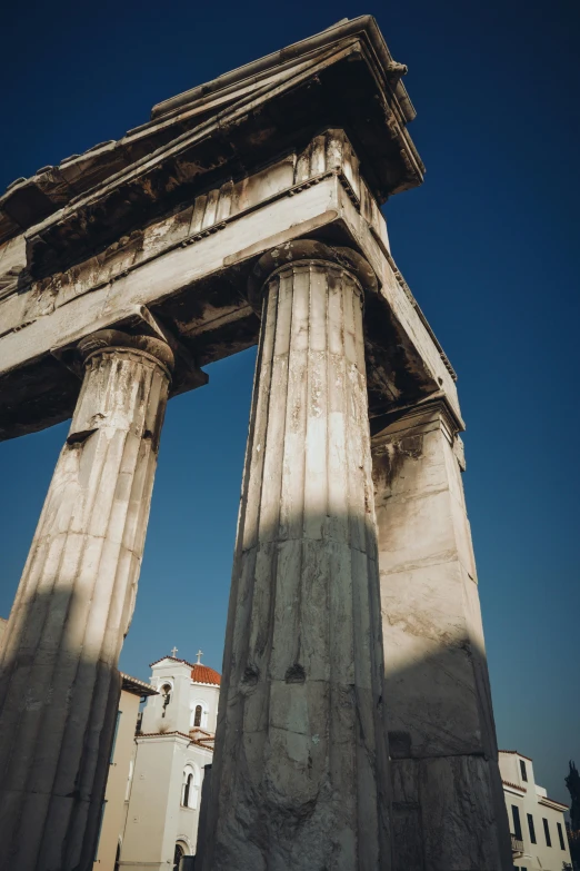 an ancient building with some pillars around it