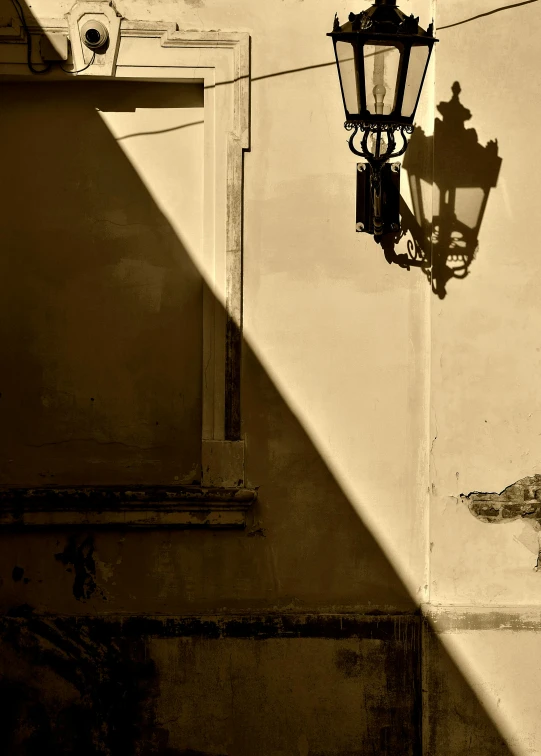 a light sitting on top of a street next to a building