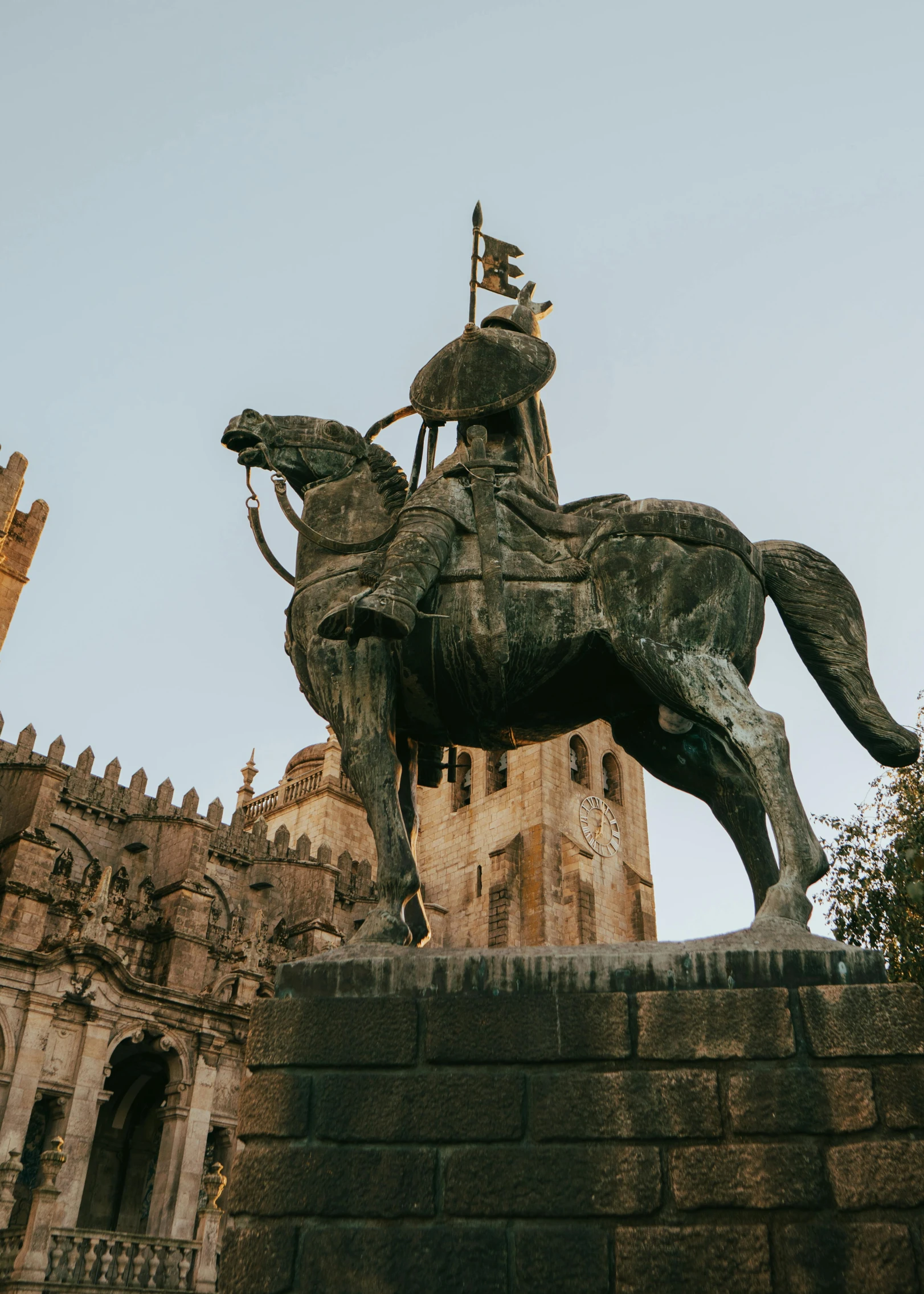 the statue is of a man on top of a horse