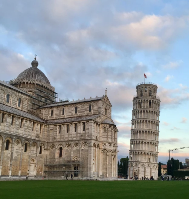 the leaning tower is built in the shape of a pisa belltower