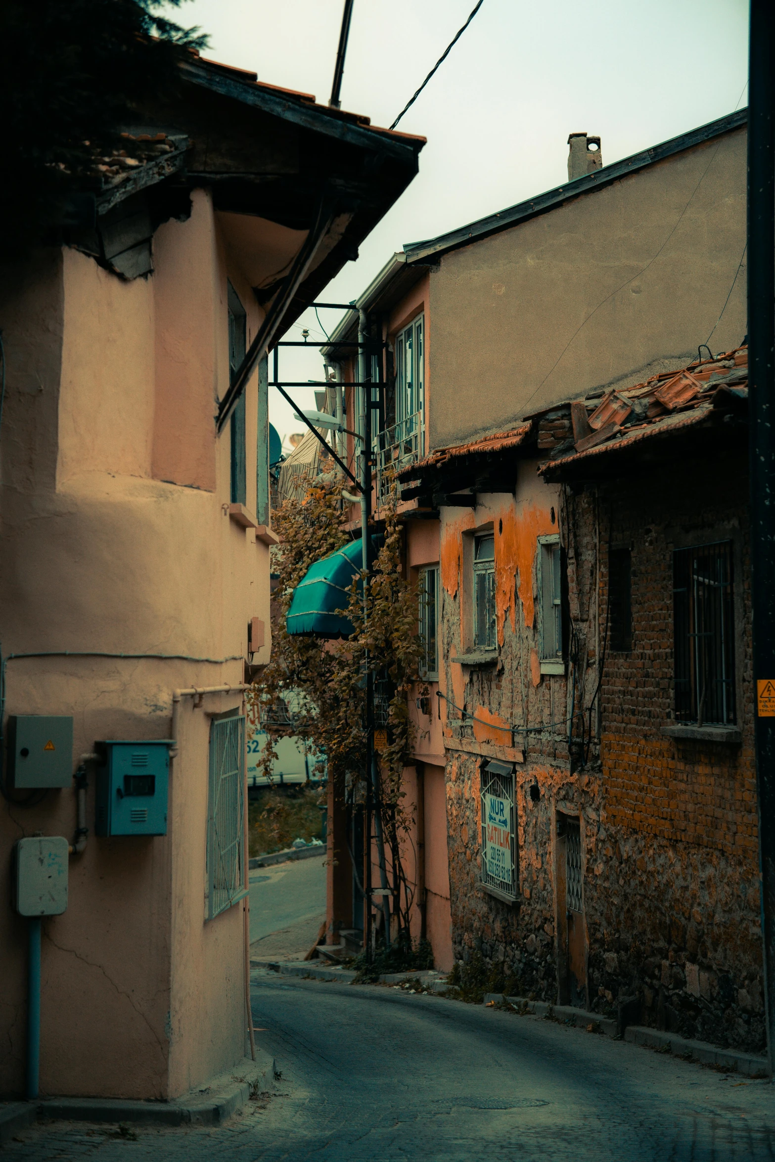 an alleyway with two buildings and a street sign