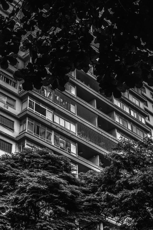 the outside of a building is black and white