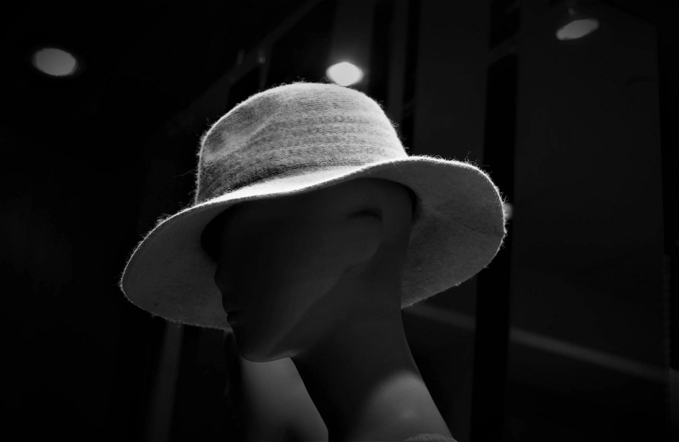 black and white po of an unoned hat