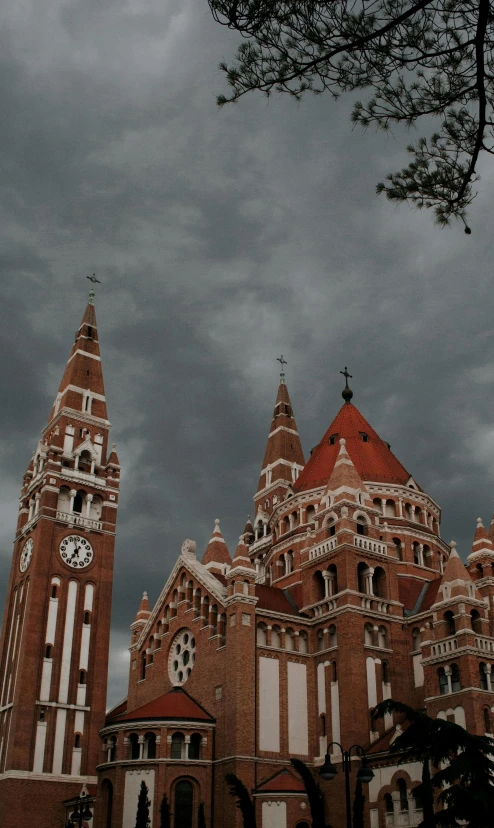 a view of some very nice architecture from the ground