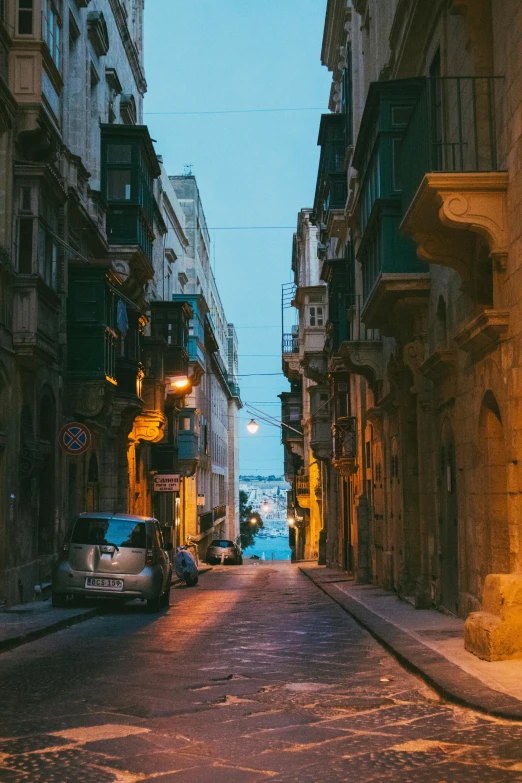 a very dimly lit street in the city at night