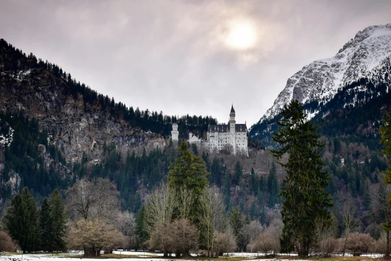 a big building is in front of some mountains