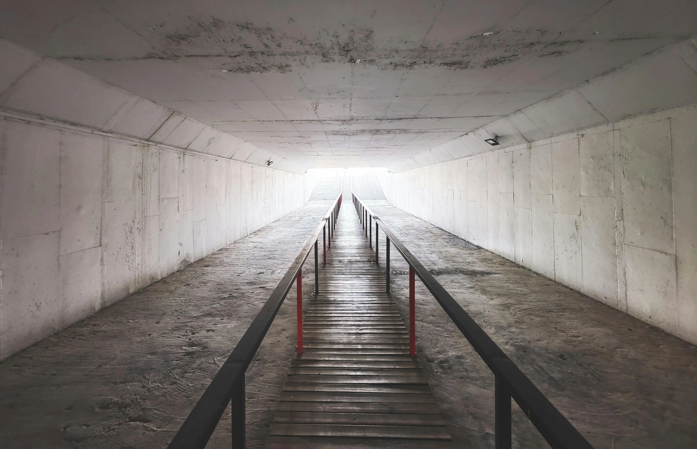 the stairs are lined up and there is no people on them