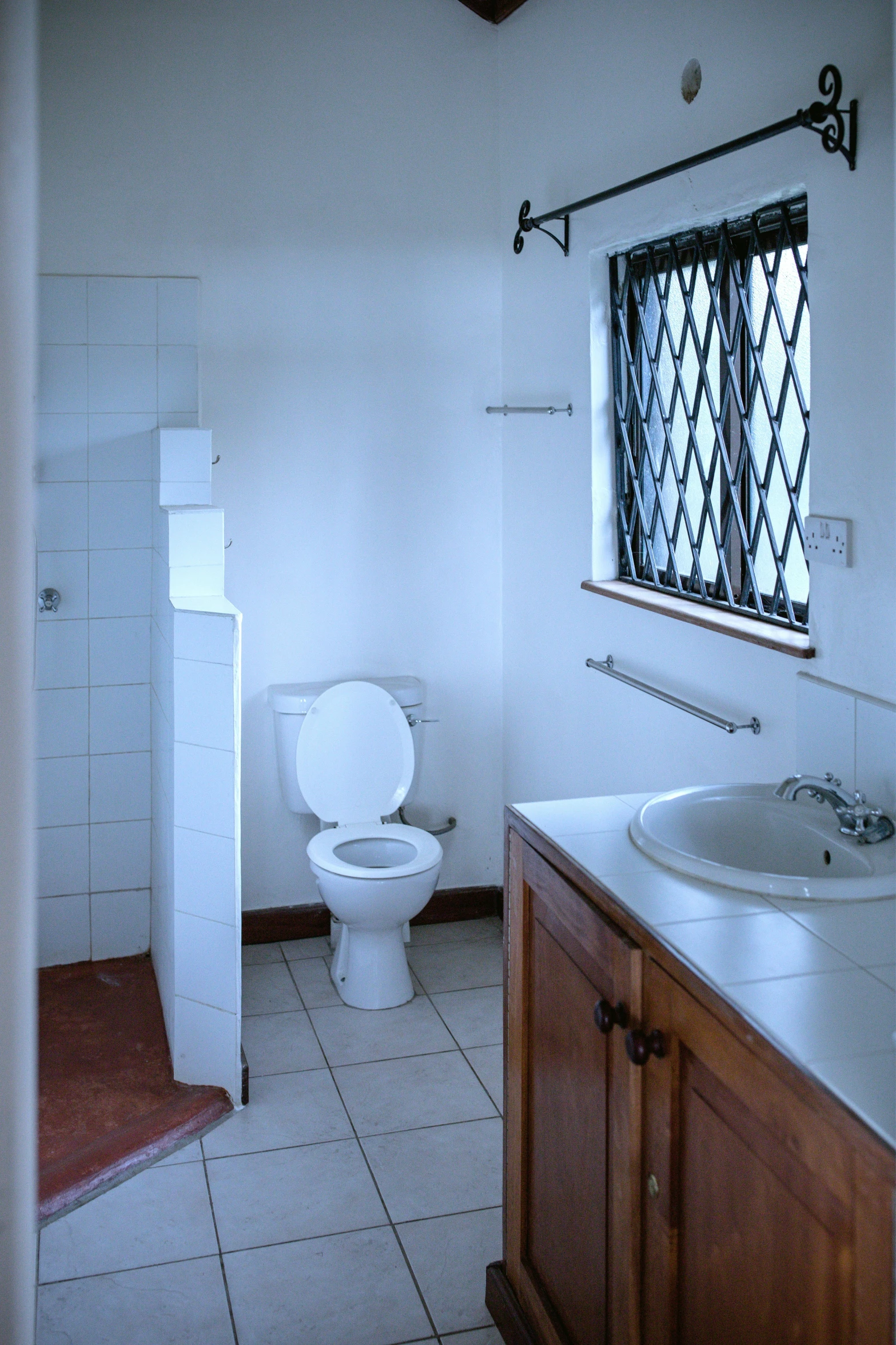 a bathroom that has a sink, toilet, and bathtub