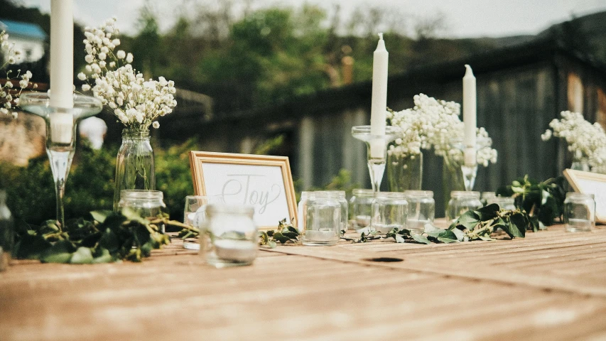 a large number of frames on top of a table