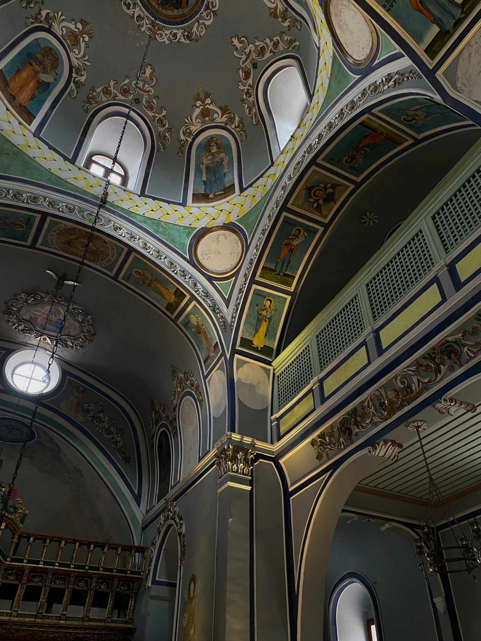 the ceiling in the hall has many paintings on it