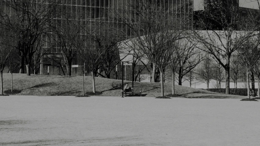 there are several benches in front of the building