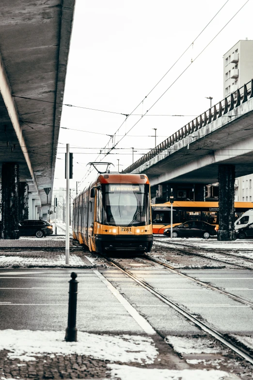 a train is approaching a platform near a building