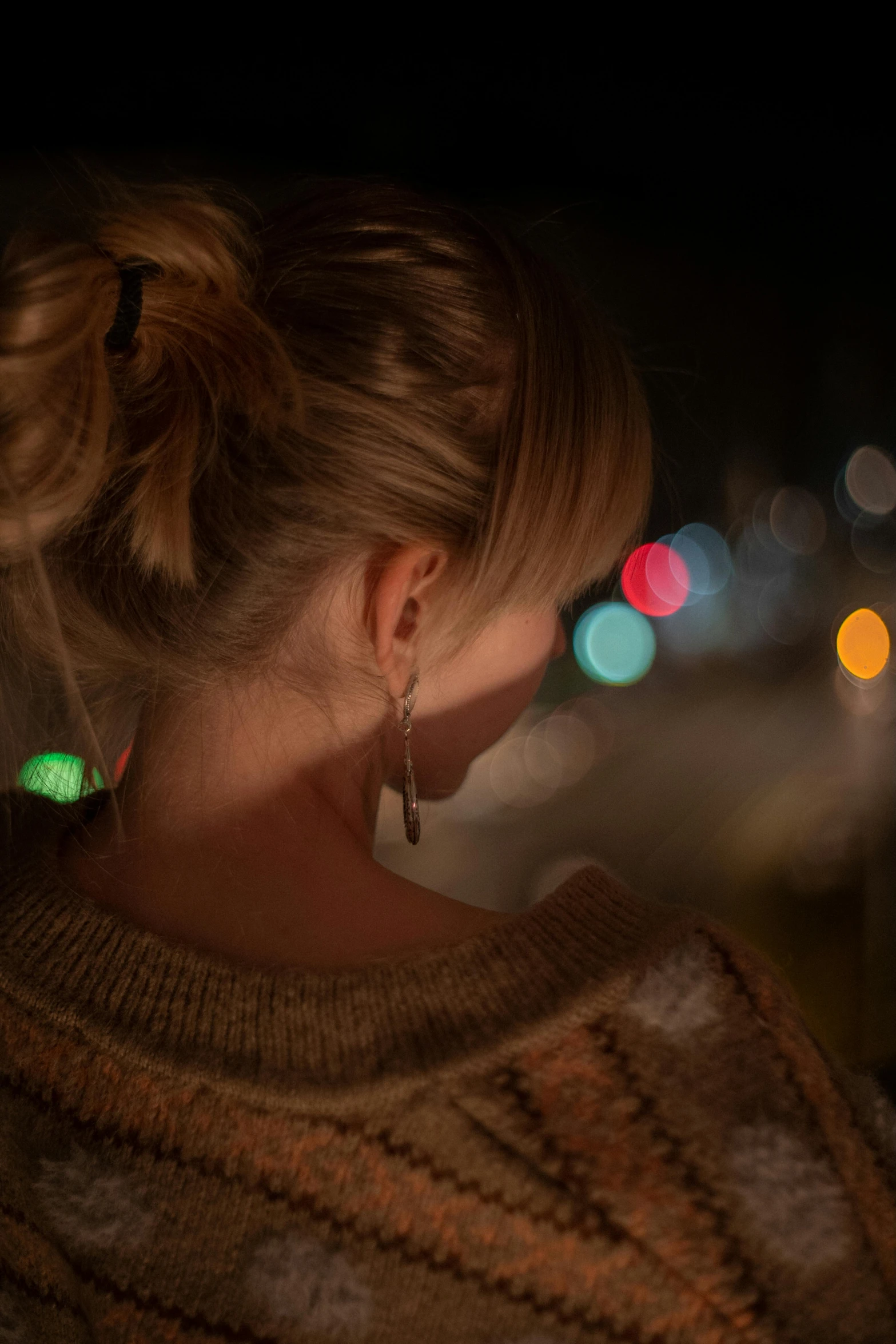 the woman is standing in front of a blurry background