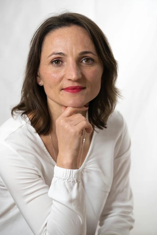 a woman with a short shoulder, white blouse and red lips