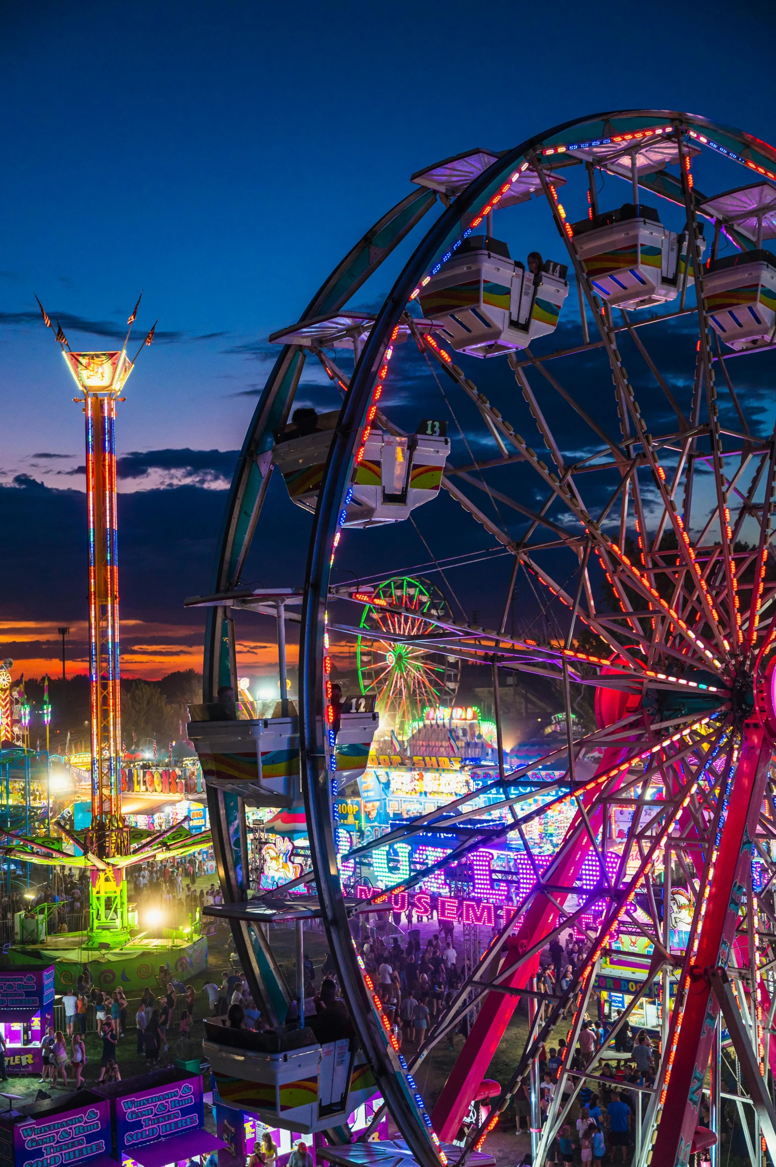 an amut park lit up in night time