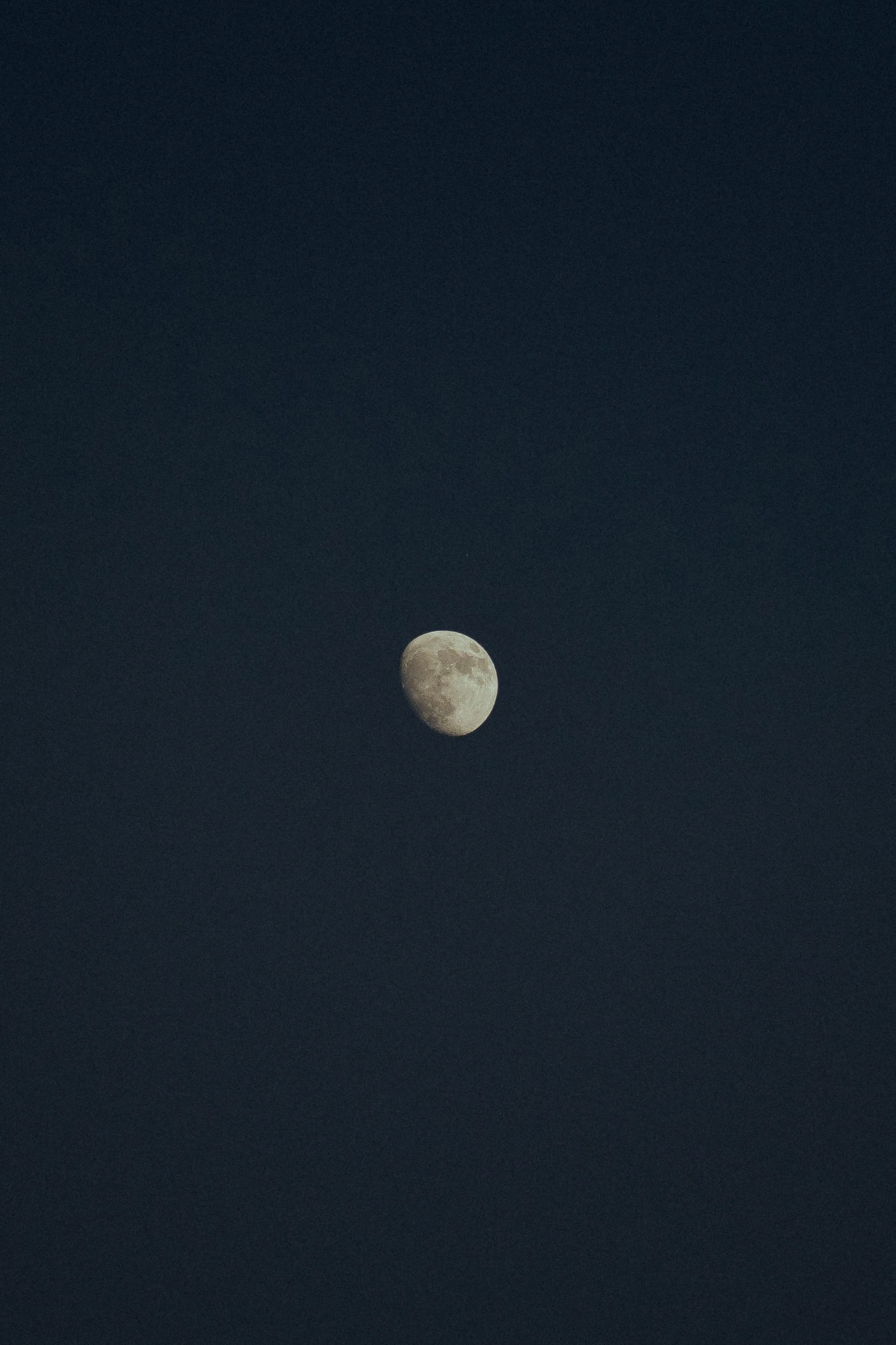 the moon from the horizon is seen through the clouds