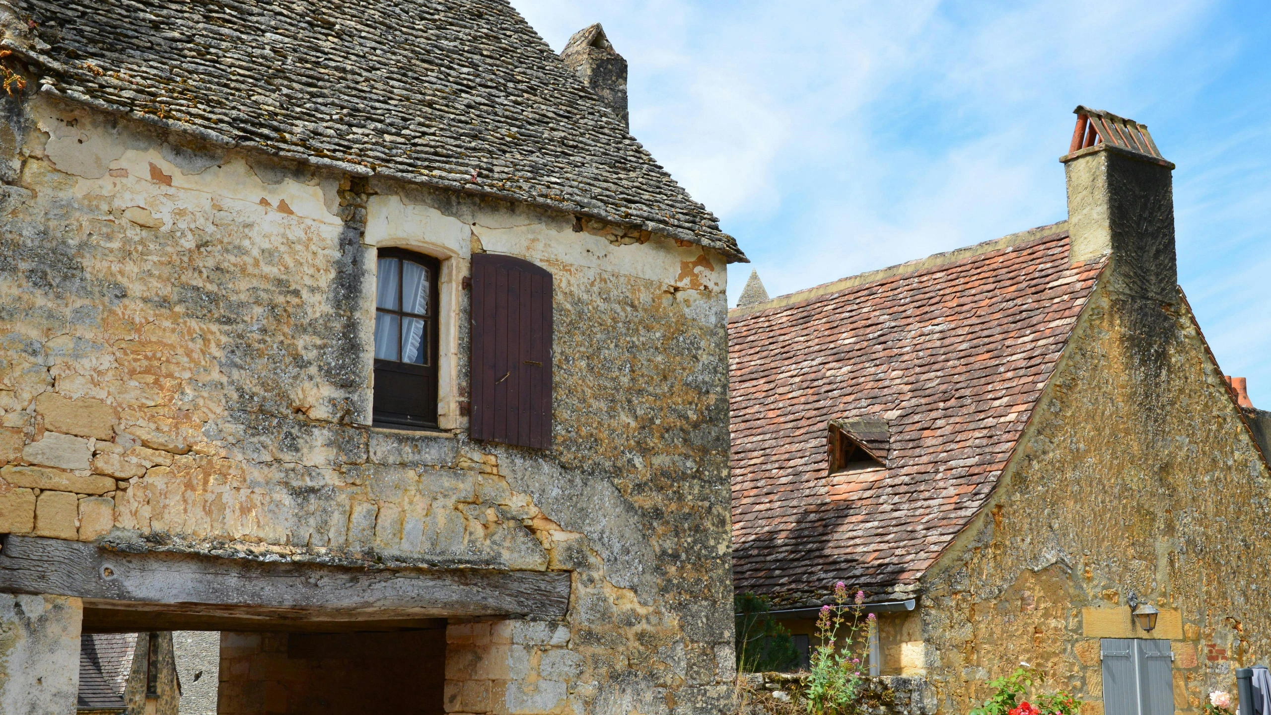 a street view of some old buildings that are old