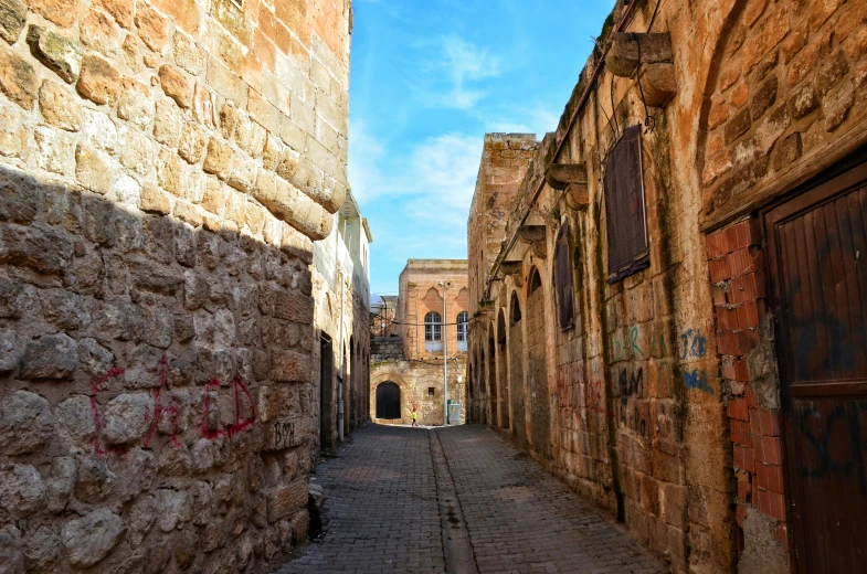 a narrow street with some small buildings along it