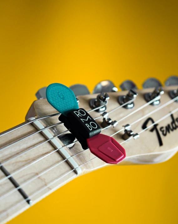 the strings on a guitar are colored black and green