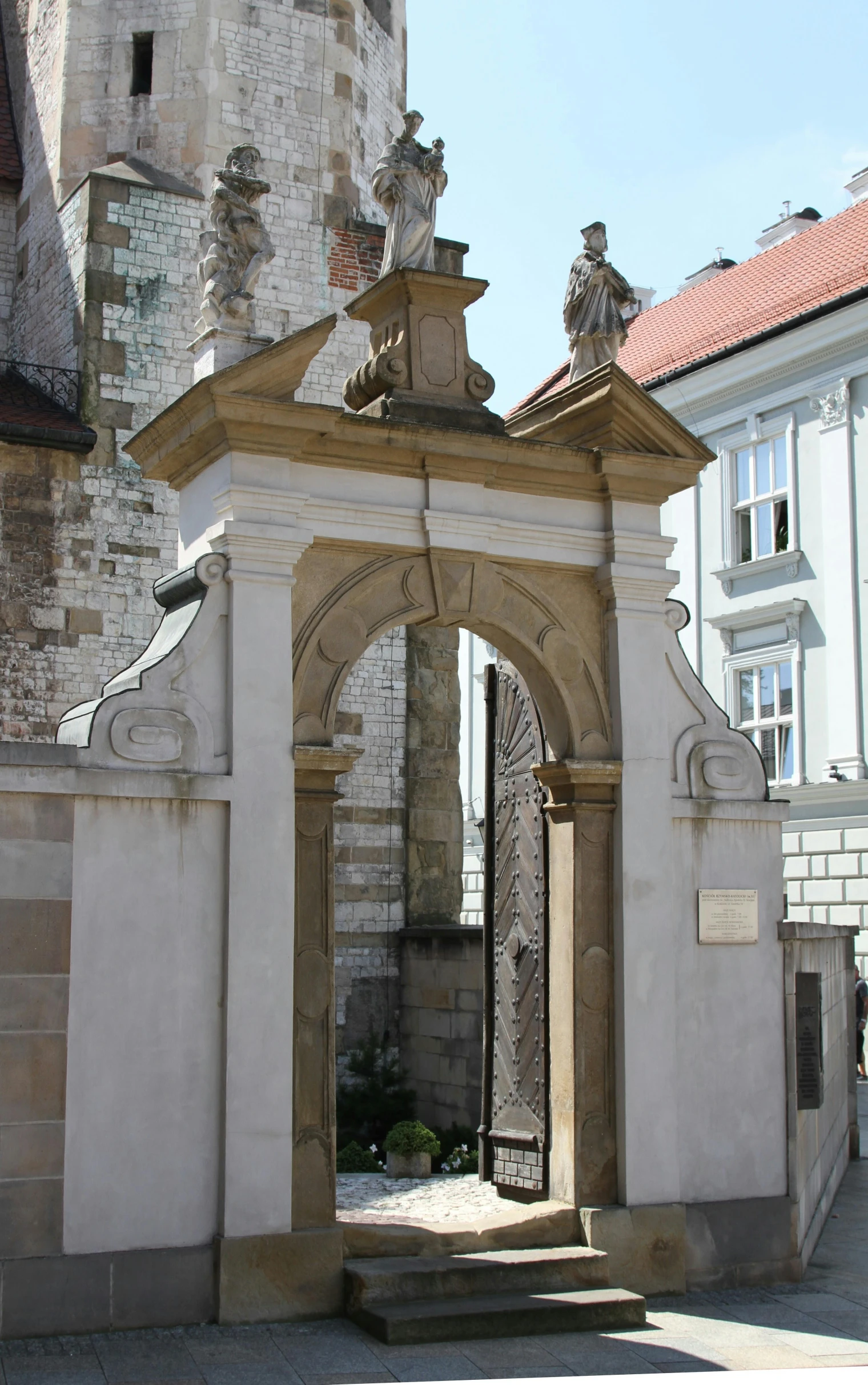 an arch with statues of horses over it