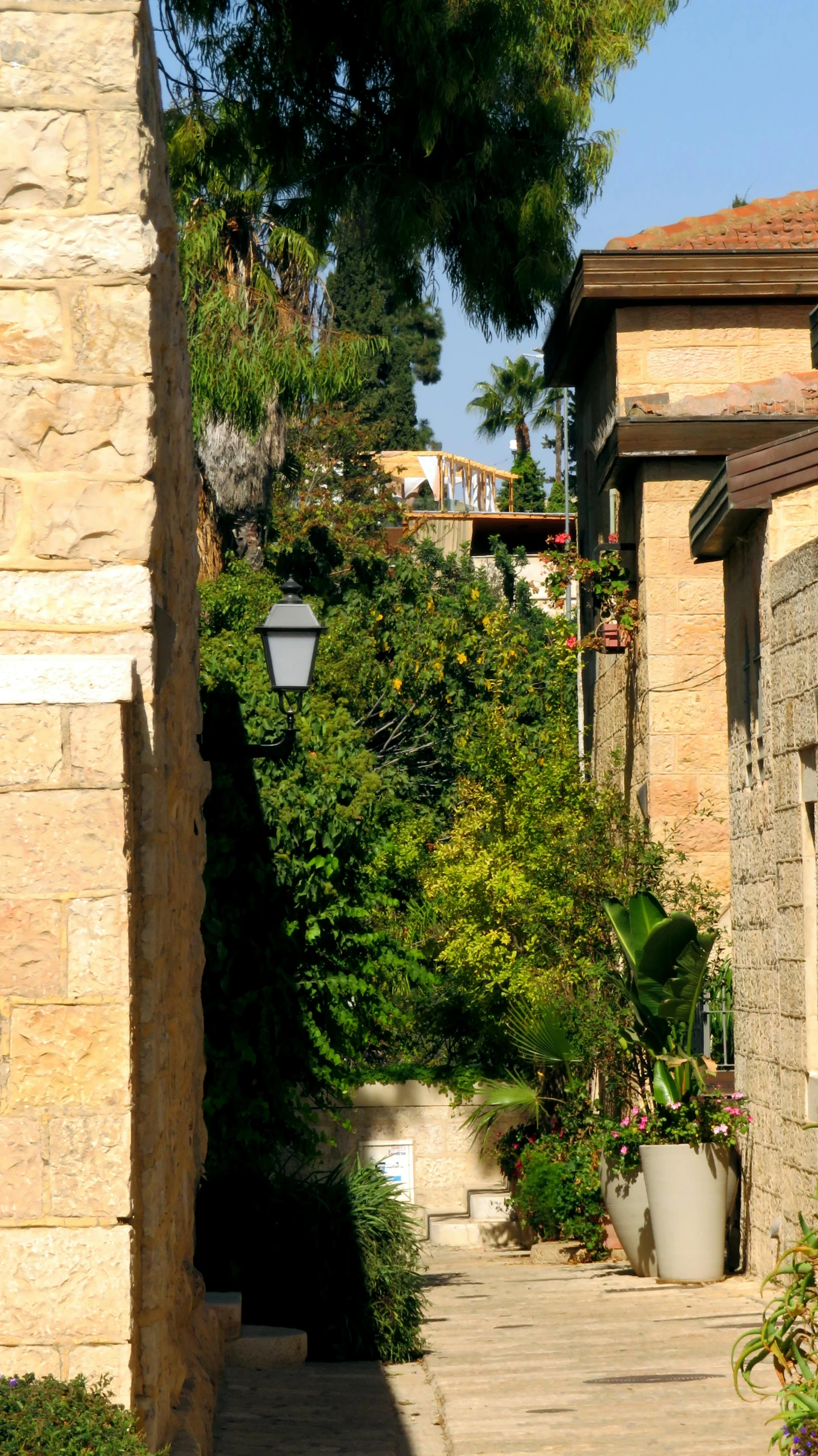 a narrow street that leads to an alley way