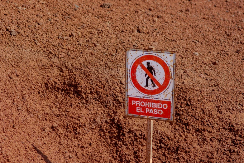 a road sign with the word fronbinoo e pass in spanish