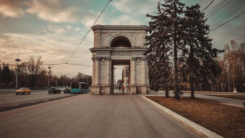 this monument has an arch shaped design for a gate