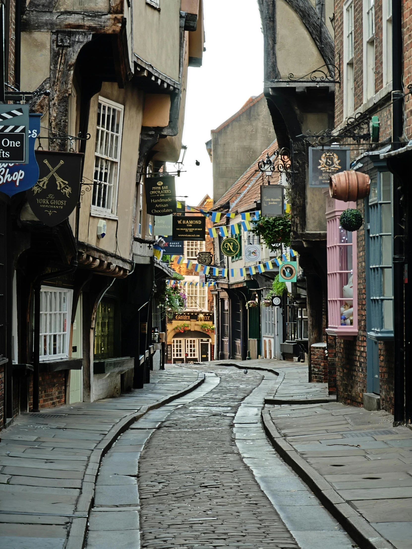 an old fashion looking street with a long arch