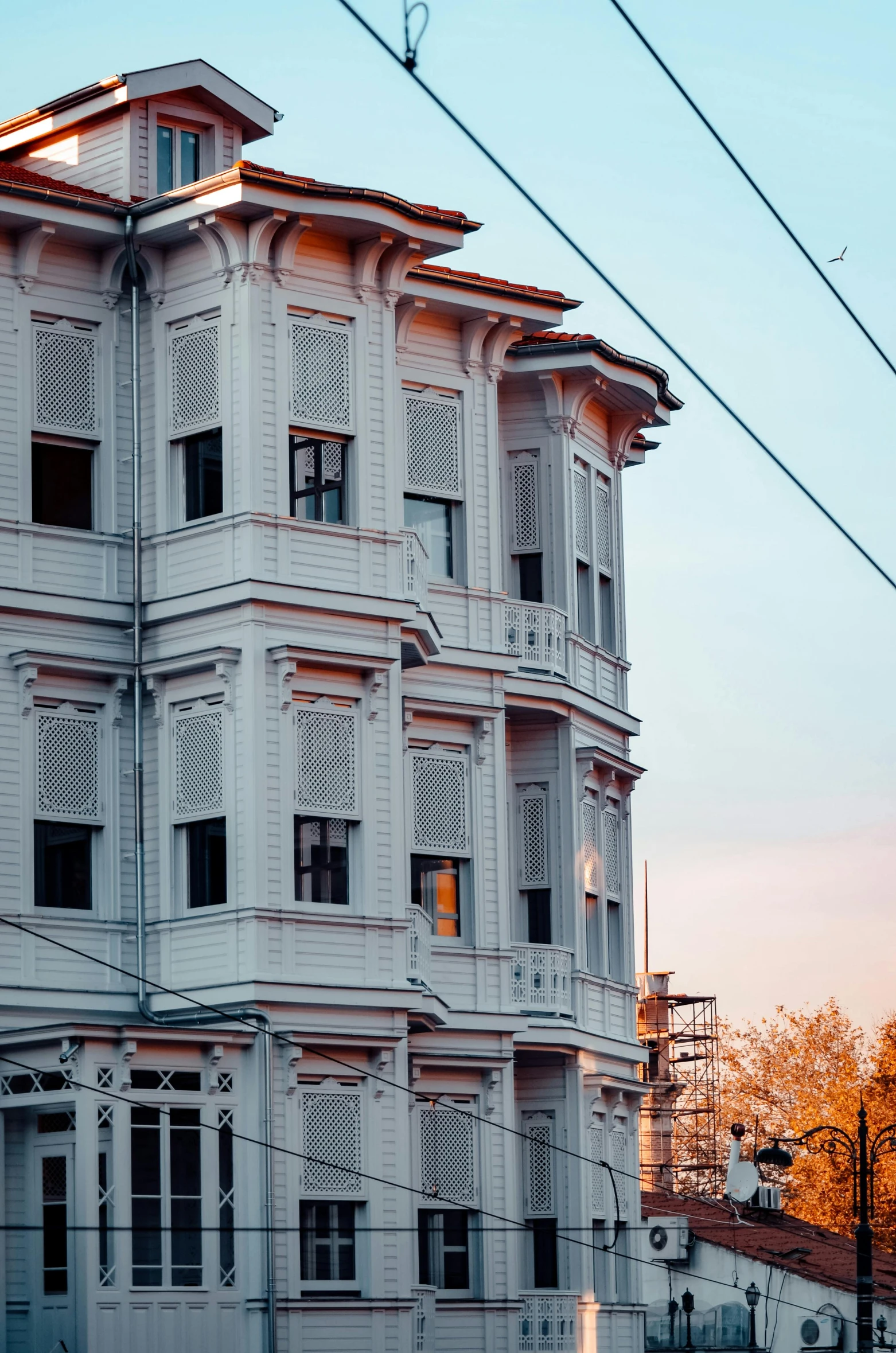 a building that has some windows in it