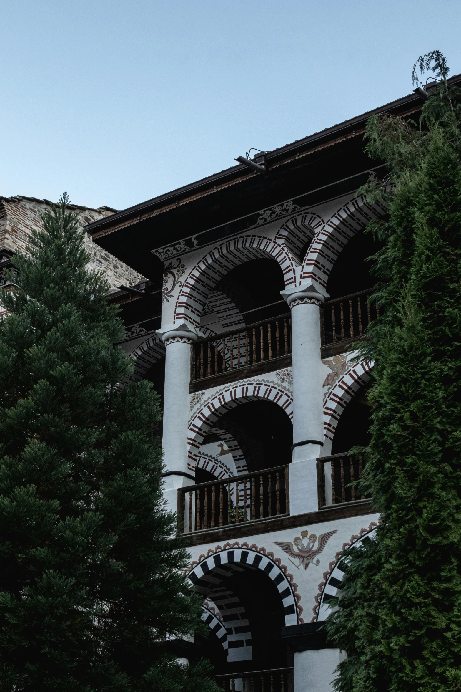 an image of a building that looks like it has an open front porch