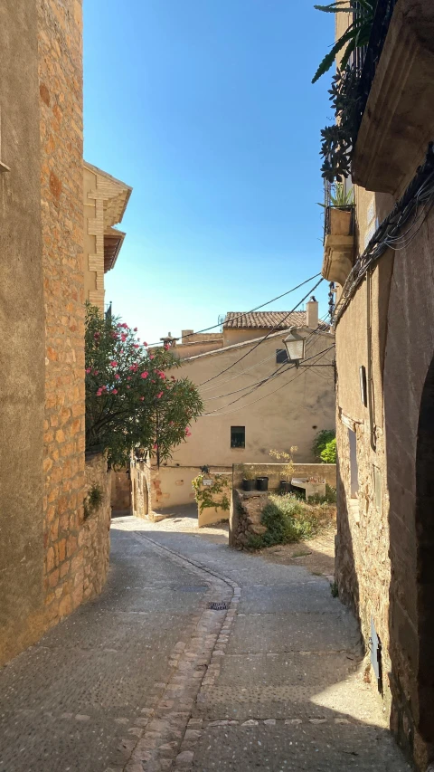 an alley is surrounded by old buildings and stone street